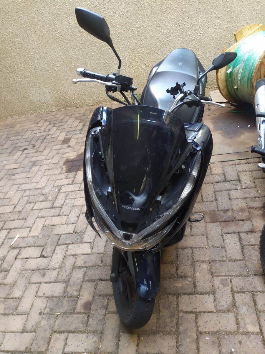 A motocicleta foi também foi apreendida.  